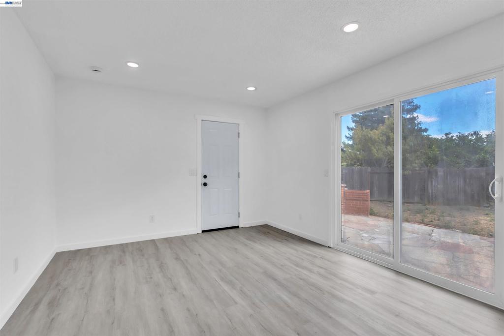 883 Inverness Ct Property Photo 9