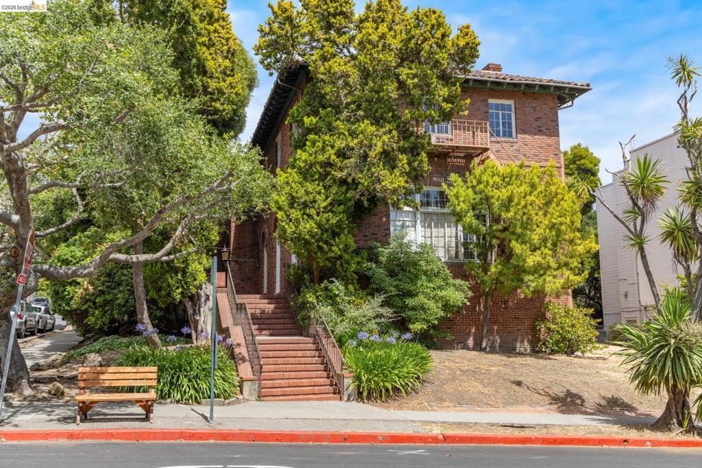 2510 Le Conte Ave Property Photo 4