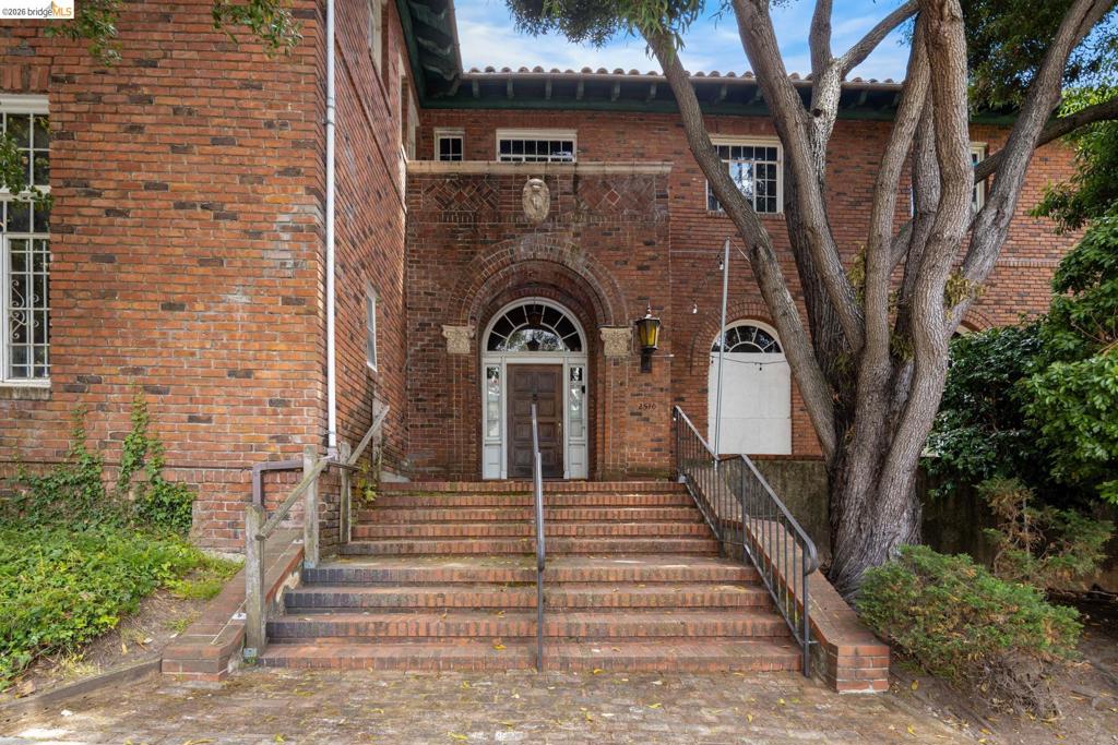 2510 Le Conte Ave Property Photo 7