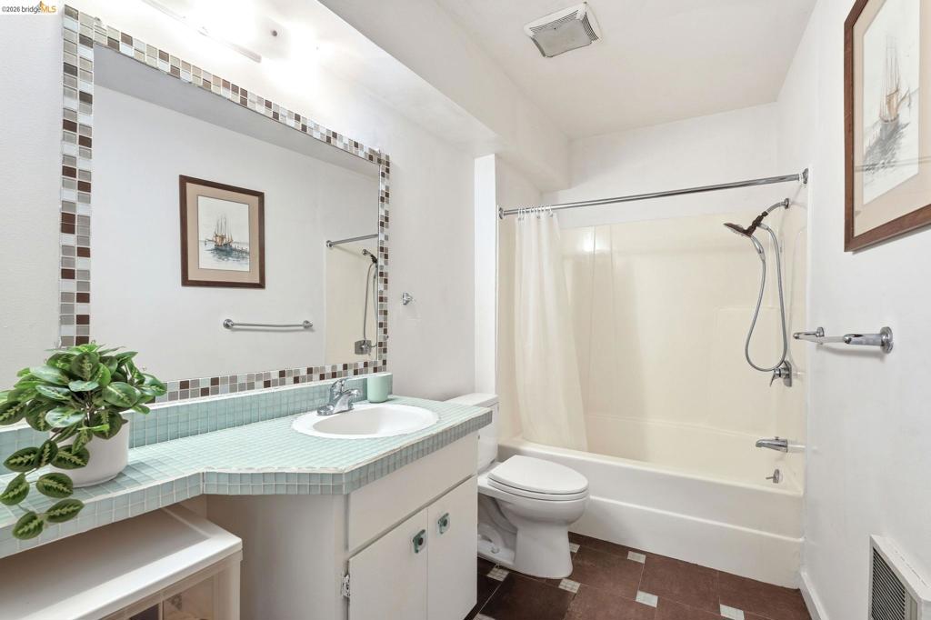 2915 Benvenue Ave C Property Photo 15