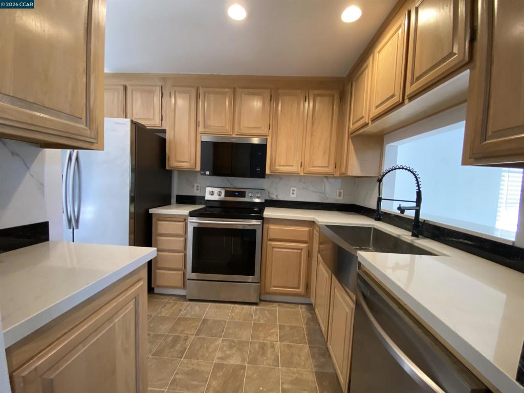 209 Hidden Creek Ct Property Photo 4