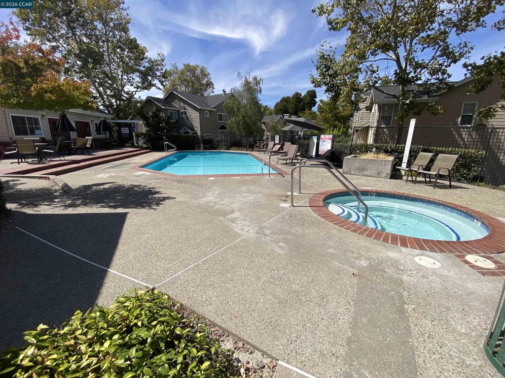 209 Hidden Creek Ct Property Photo 16
