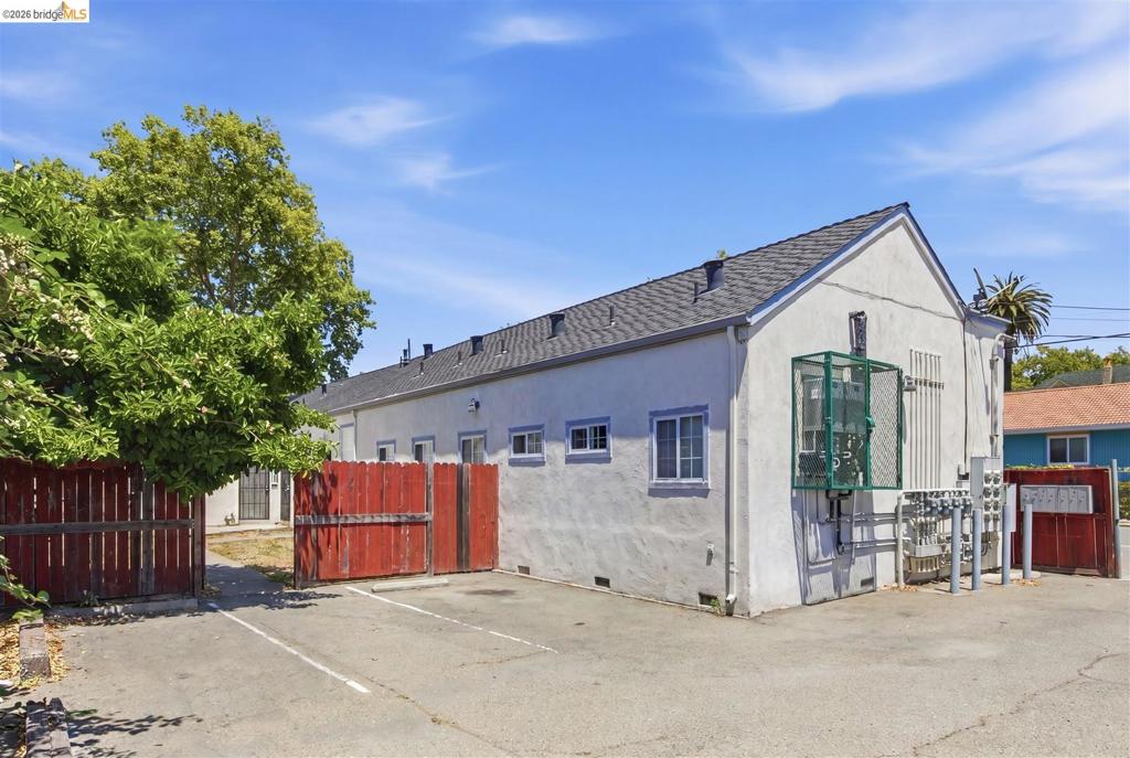 3302 California St Property Photo 3