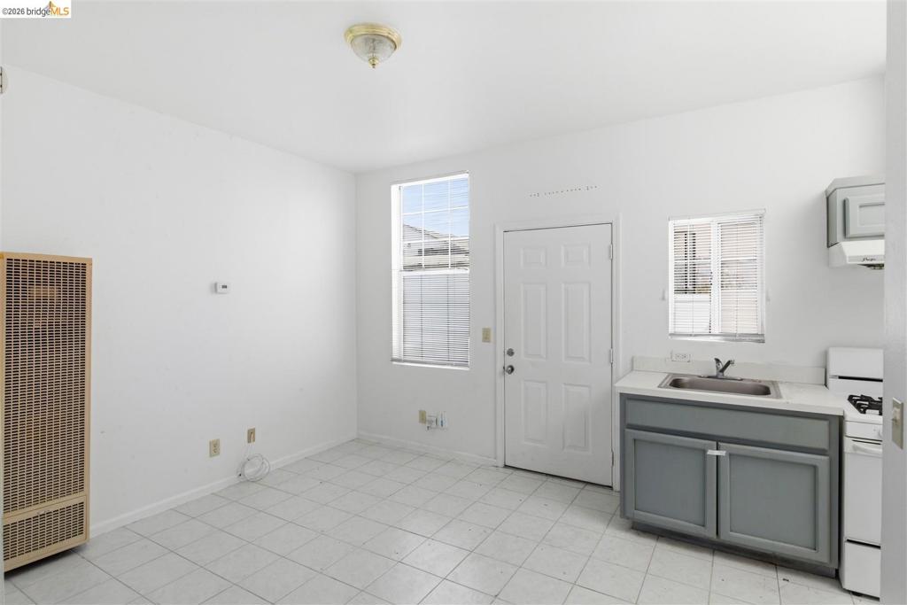 3302 California St Property Photo 10