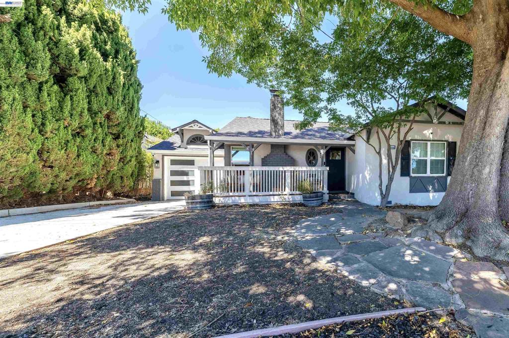 16004 Wellington Way Property Photo 1
