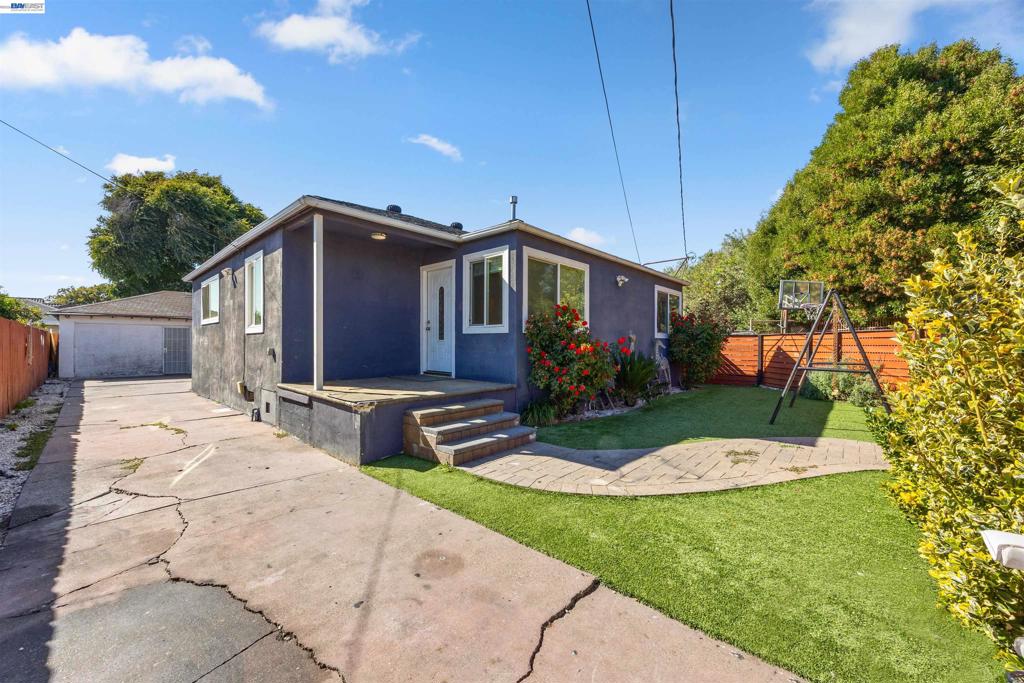 2909 21st Property Photo 3