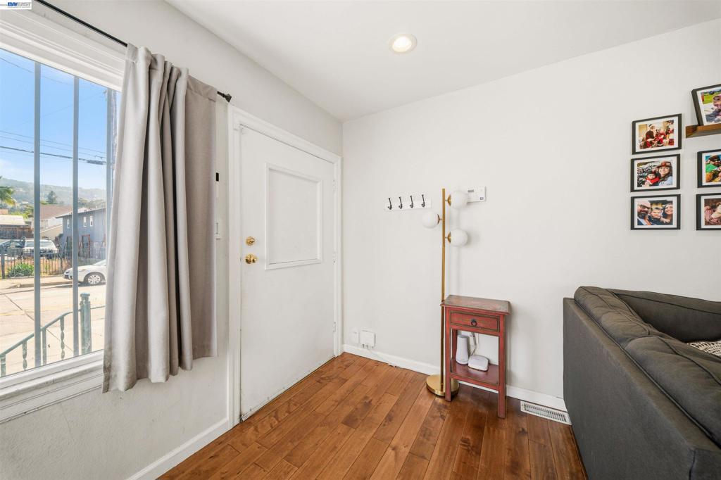 3229 Macarthur Blvd Property Photo 5
