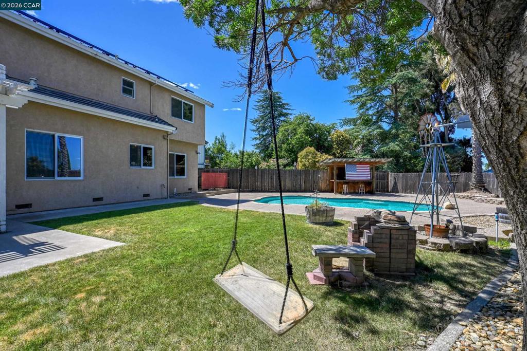454 Bristol Ct Property Photo 4