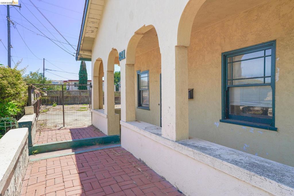 811 E 6th Street Property Photo 5