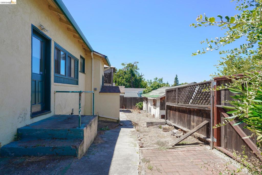 811 E 6th Street Property Photo 22