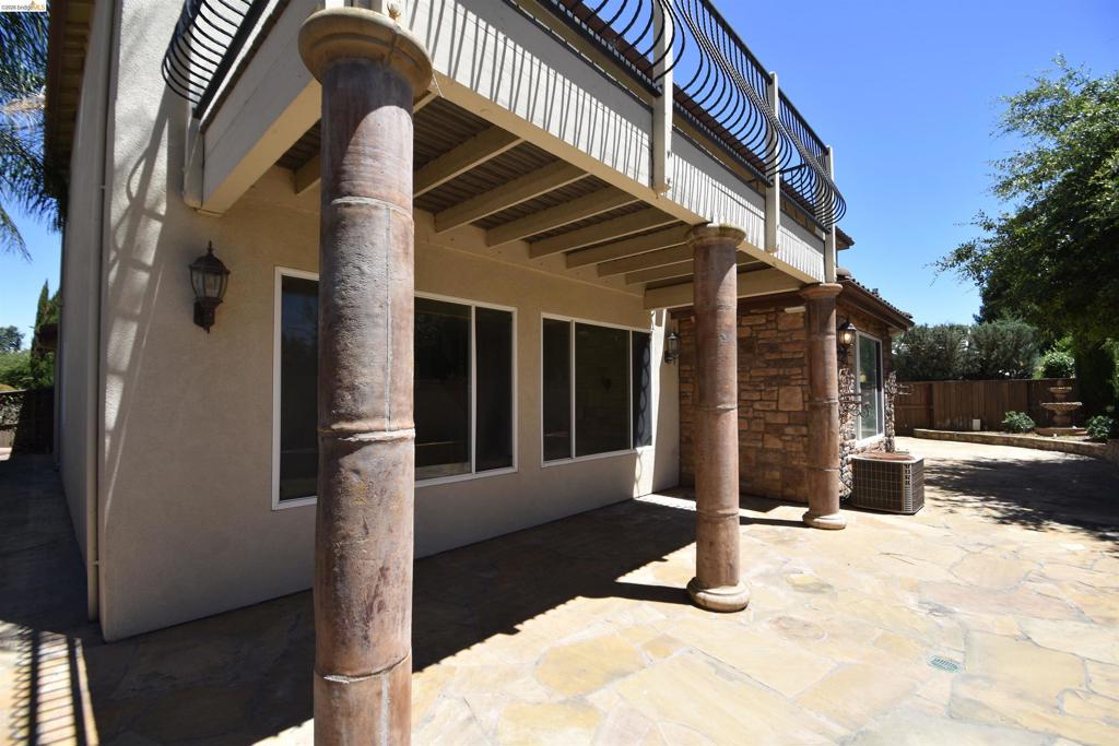 5548 Cortina Ln Property Photo 3