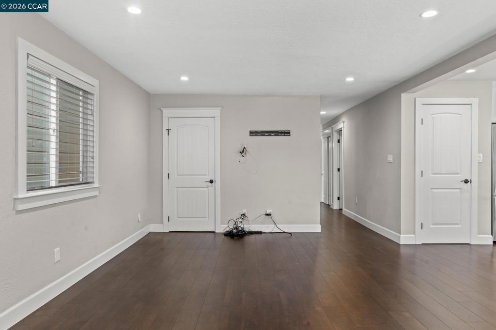557 43rd St Property Photo 11