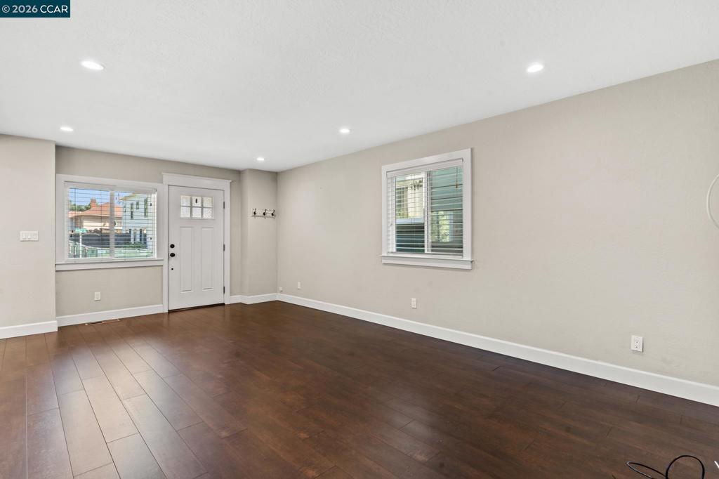 557 43rd St Property Photo 12