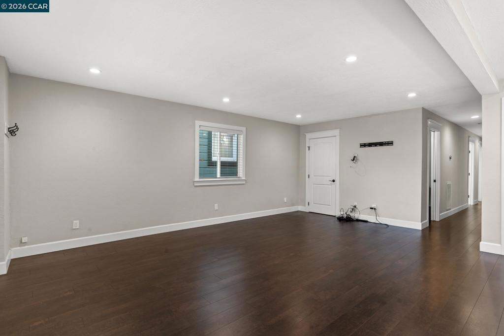 557 43rd St Property Photo 13
