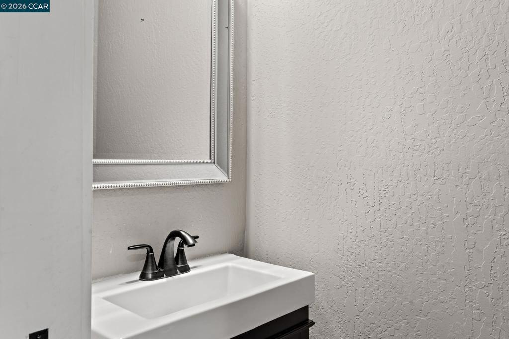 557 43rd St Property Photo 14
