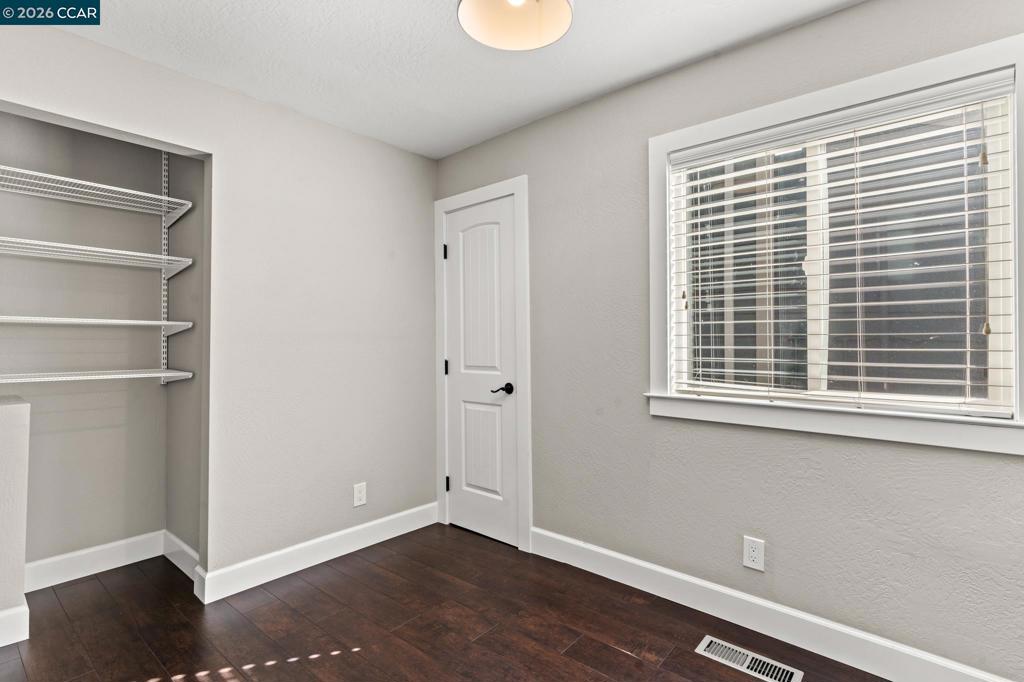 557 43rd St Property Photo 16