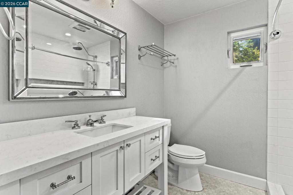 557 43rd St Property Photo 17
