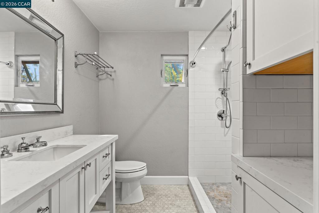 557 43rd St Property Photo 18