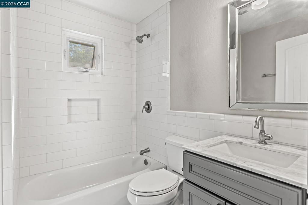 557 43rd St Property Photo 23