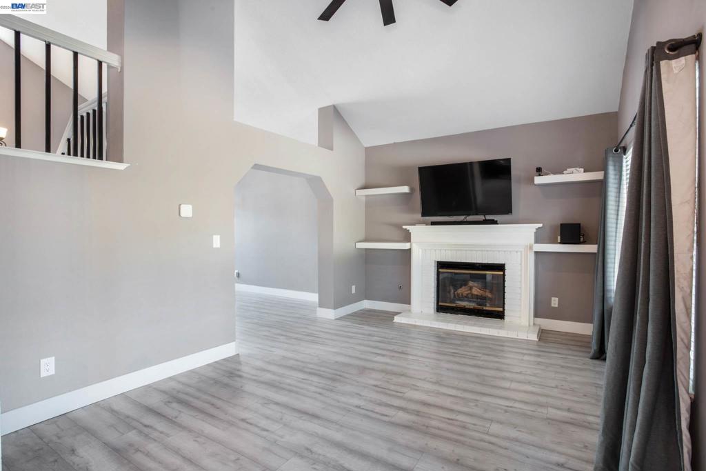 305 Helena Ct. Property Photo 4