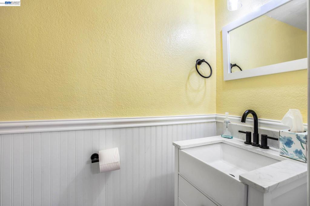 305 Helena Ct. Property Photo 8