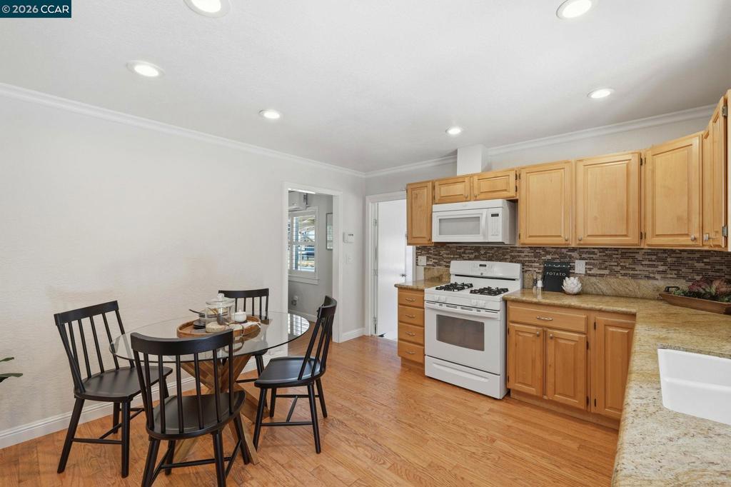 210 Vista Way Property Photo 12