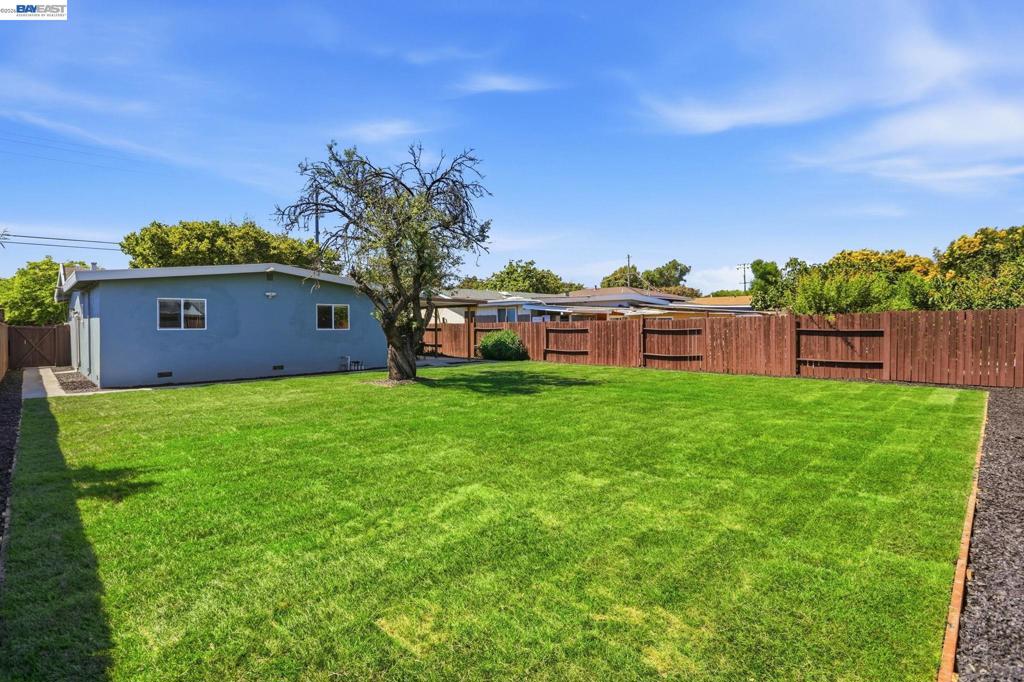 6684 Graham Ave Property Photo 3