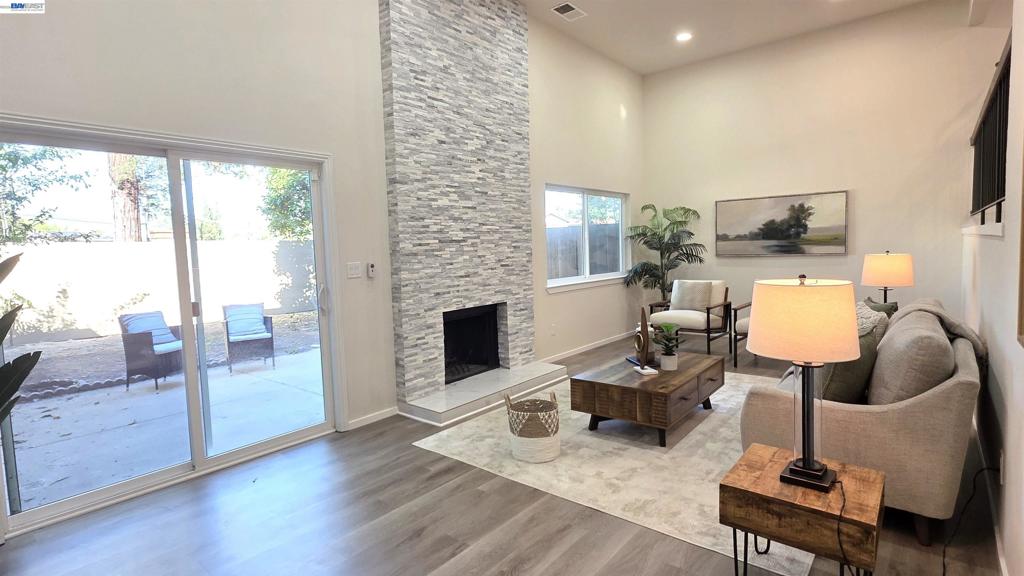 37856 Bright Cmn Property Photo 3