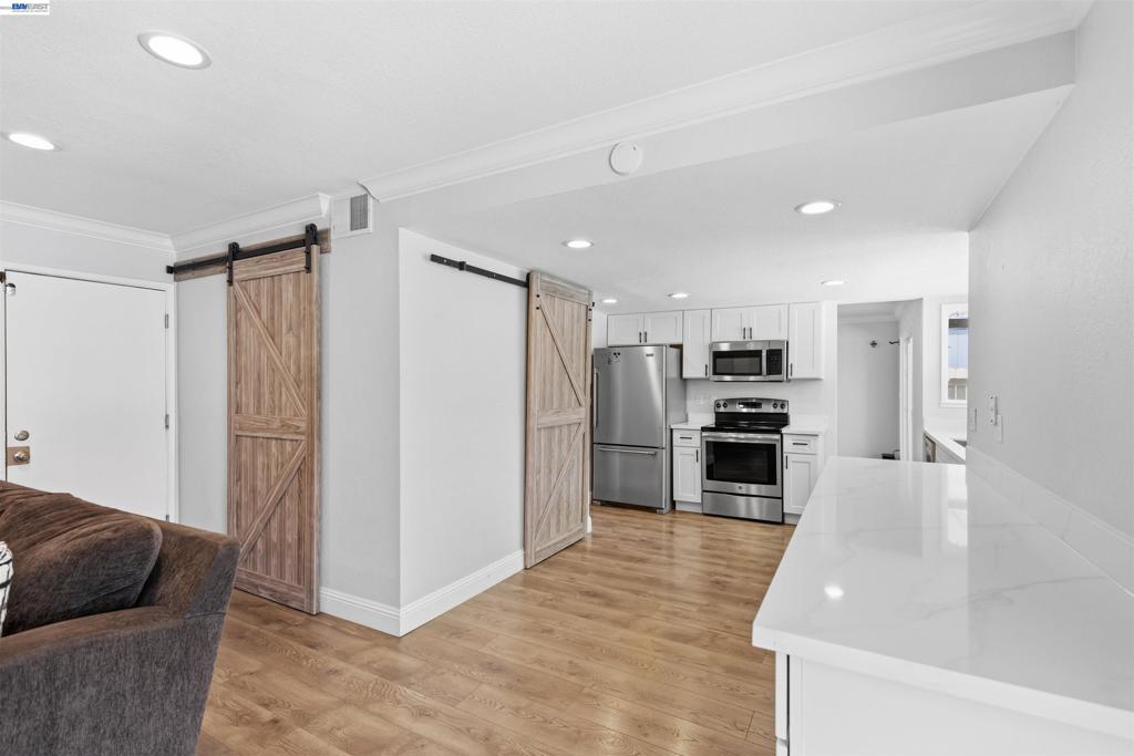 470 Edwards St Property Photo 4