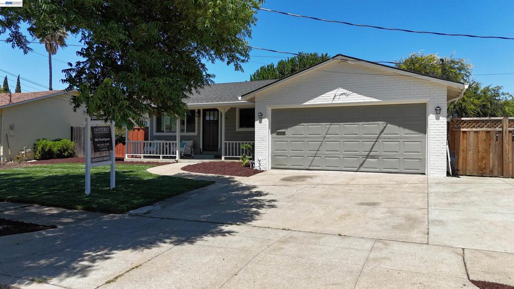40462 Robin St Property Photo 1