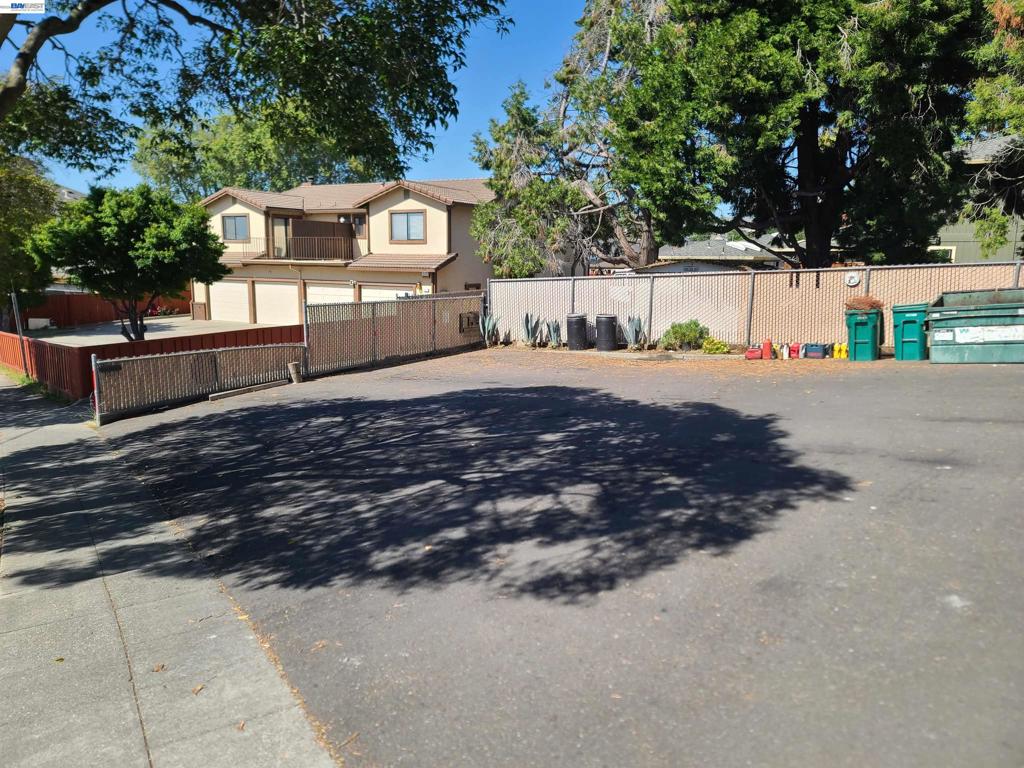 22759 Vermont St Property Photo 6
