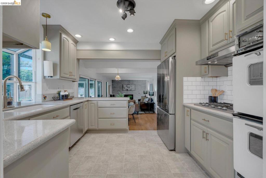 1848 Polk St Property Photo 14