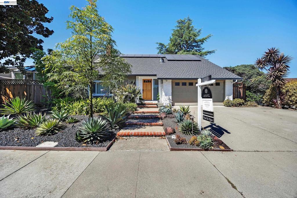 1759 Crescent Dr Property Photo