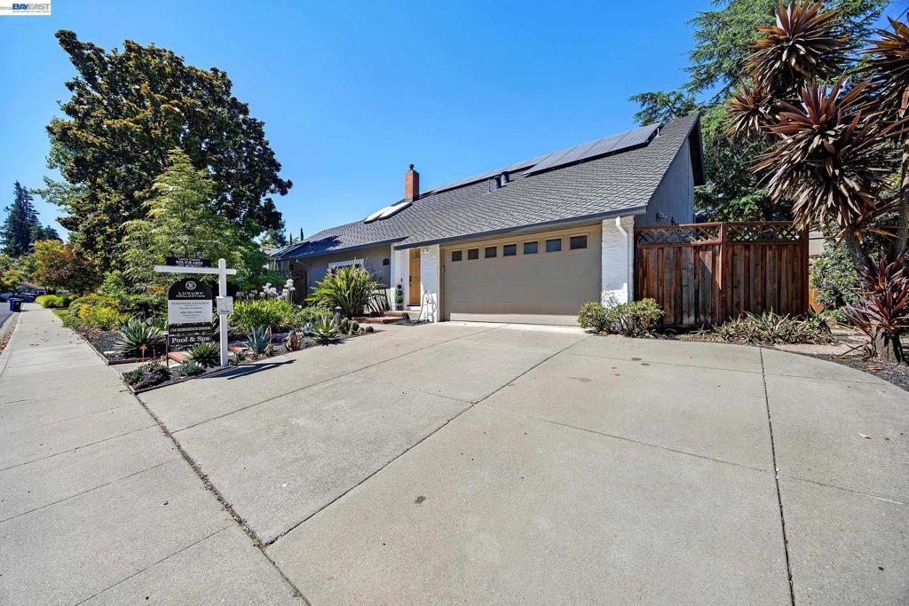 1759 Crescent Dr Property Photo 3