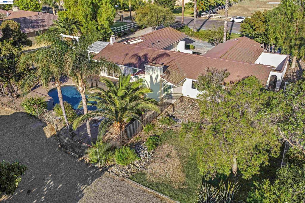 23110 Los Ranchos Dr Property Photo 2