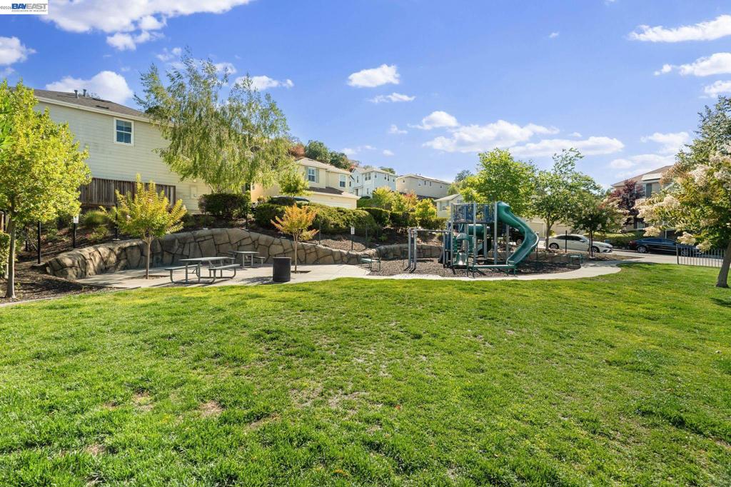 663 Falling Star Drive Property Photo 32