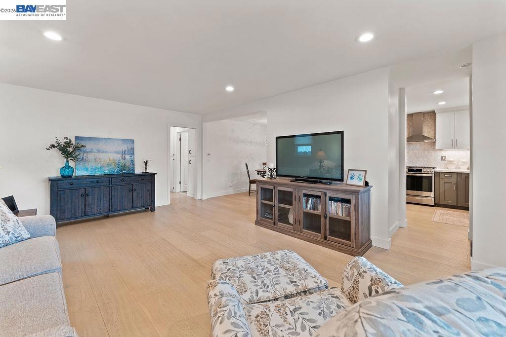 919 Oak St Property Photo 10