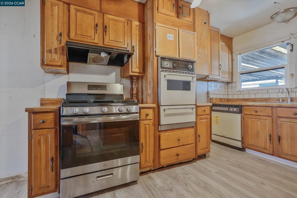 560 25th St Property Photo 8