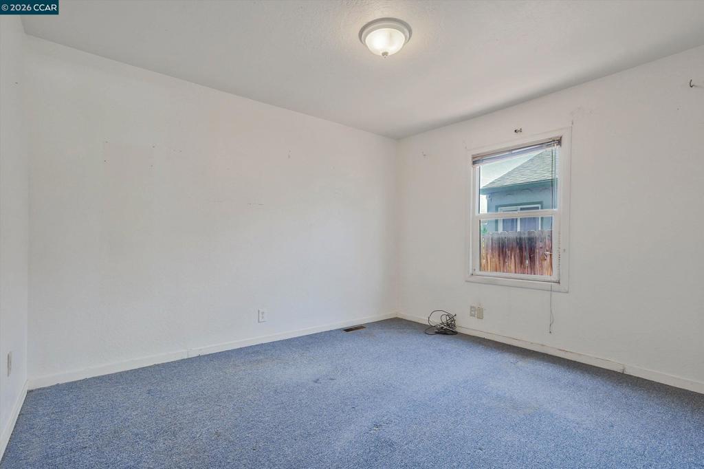 560 25th St Property Photo 12