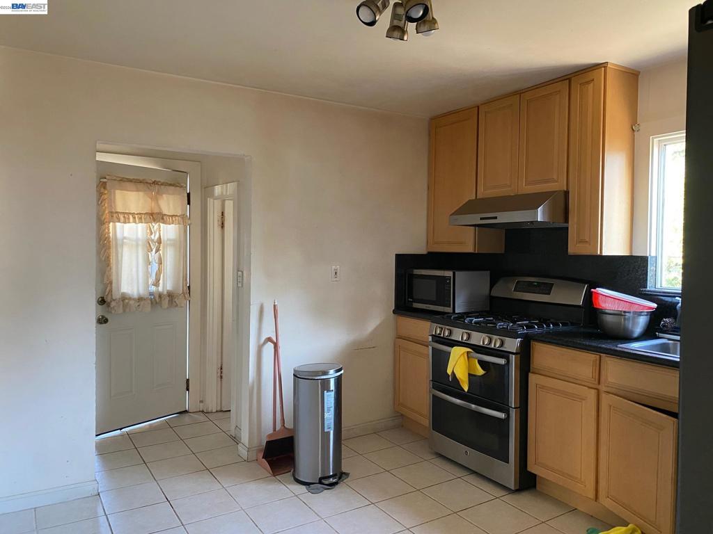 3264 Kansas Property Photo 4