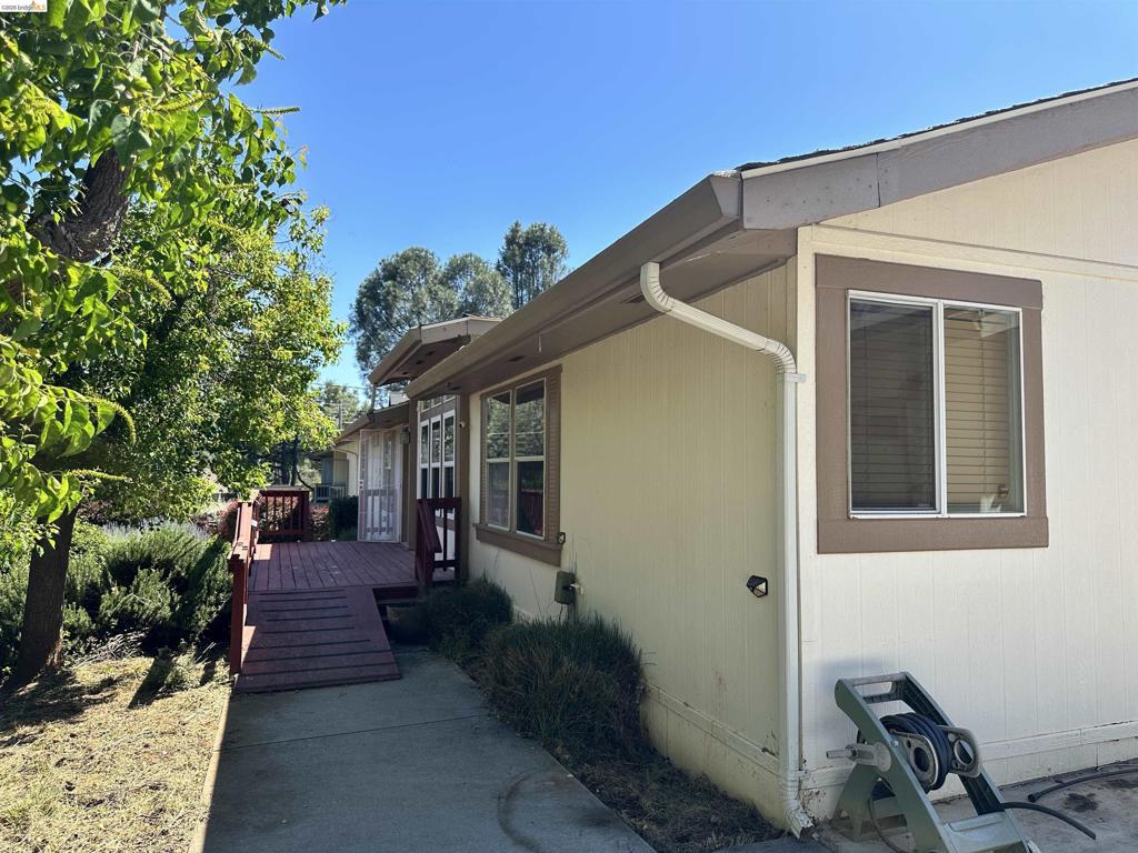 20511 Nob Hill Cir Property Photo 3