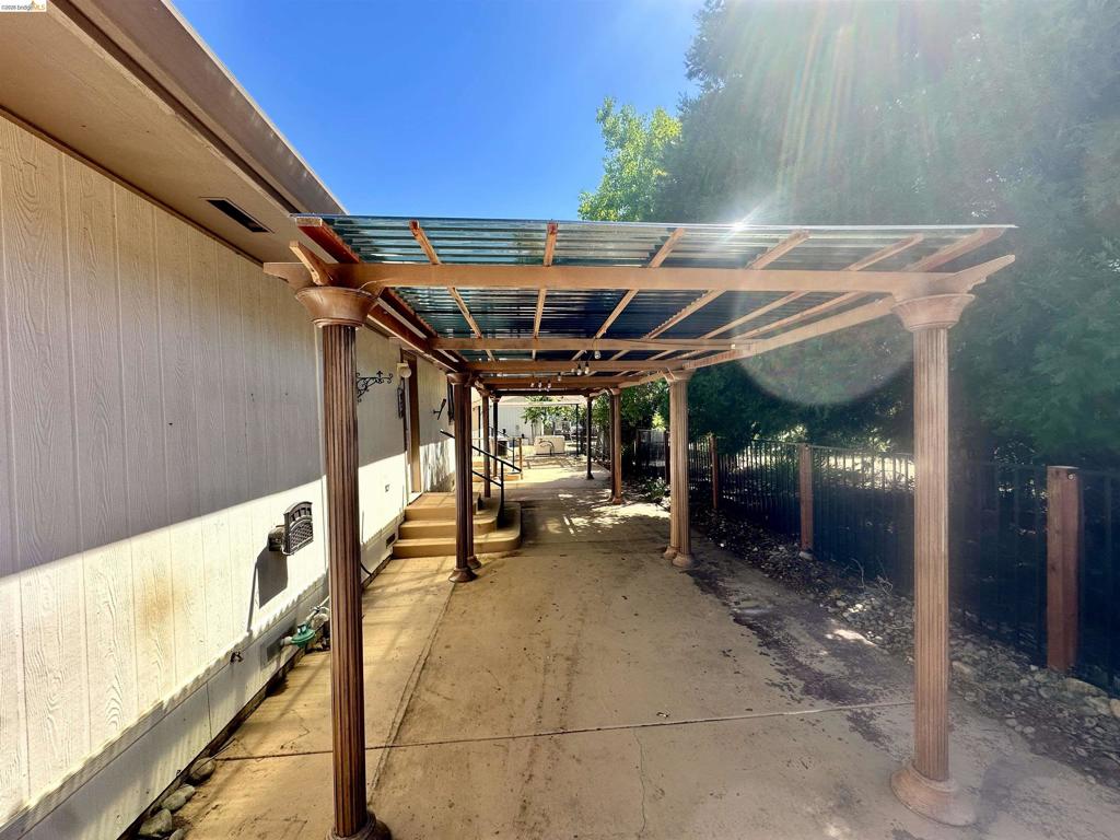 20511 Nob Hill Cir Property Photo 8