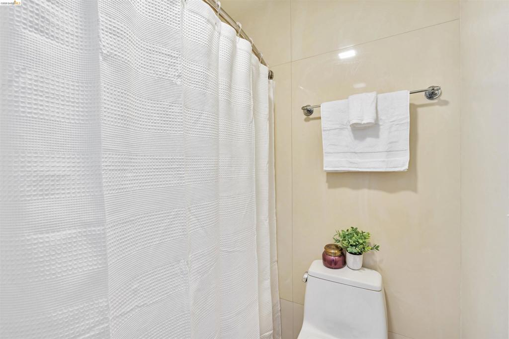 490 N Civic Dr 101 Property Photo 18