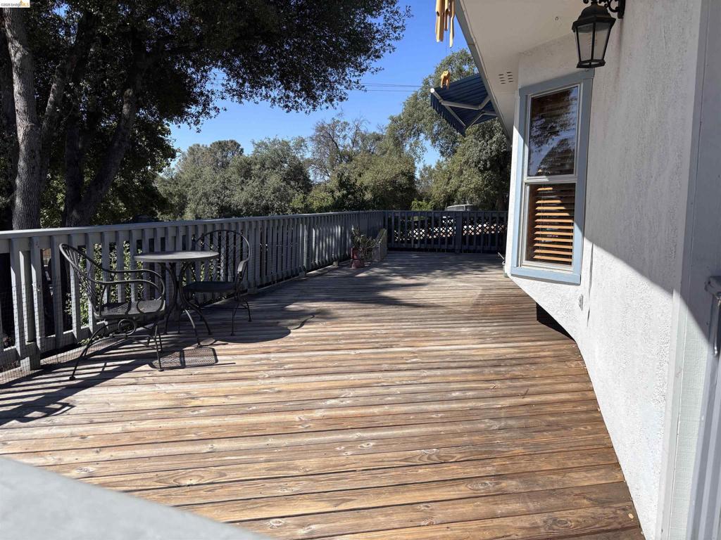 19256 Rockridge Way Property Photo 3