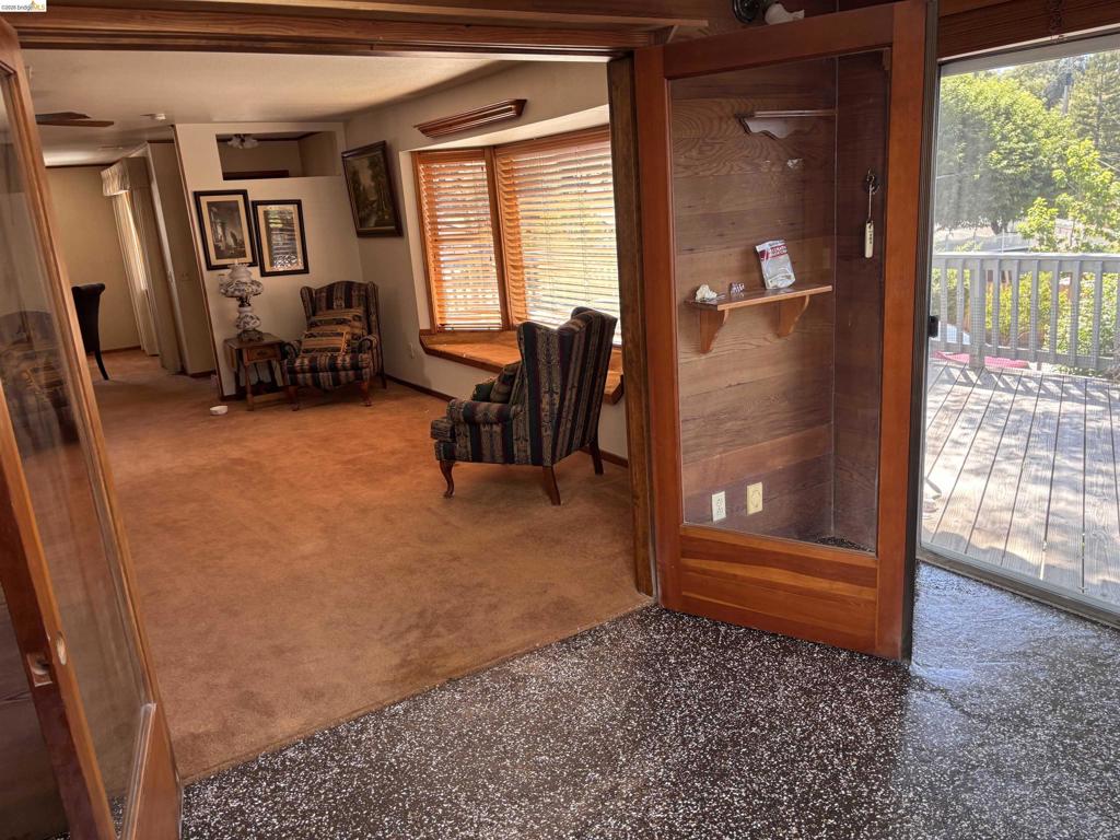 19256 Rockridge Way Property Photo 8