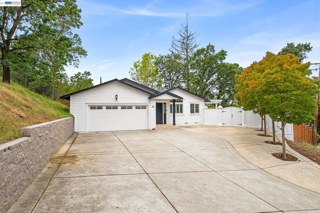 11 Rudgear Dr Property Photo 3
