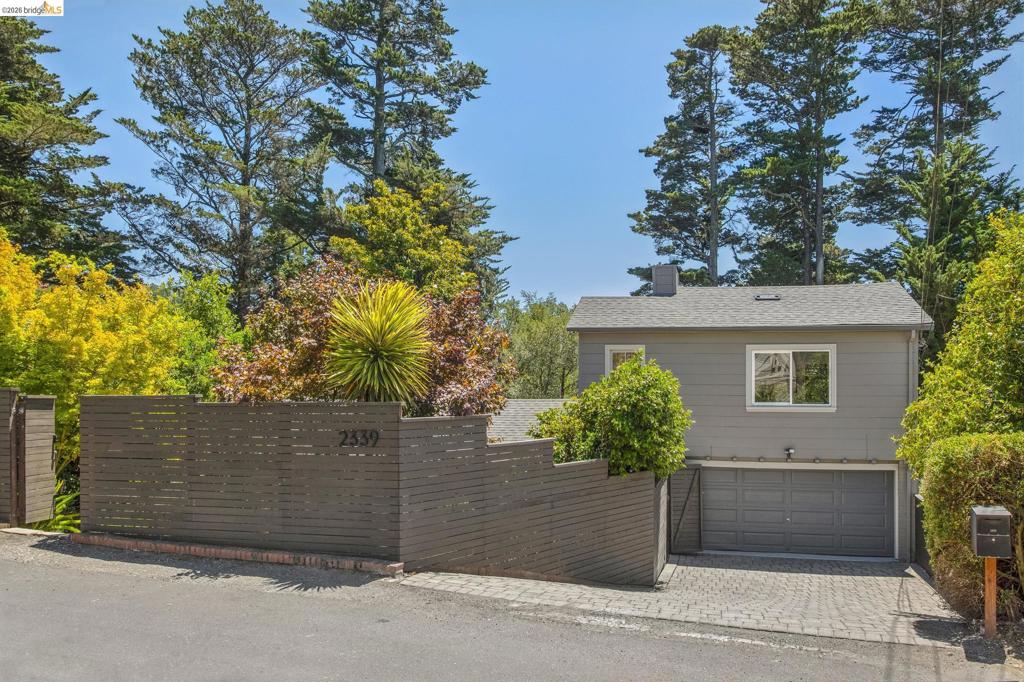 2339 Thackeray Dr Property Photo 4