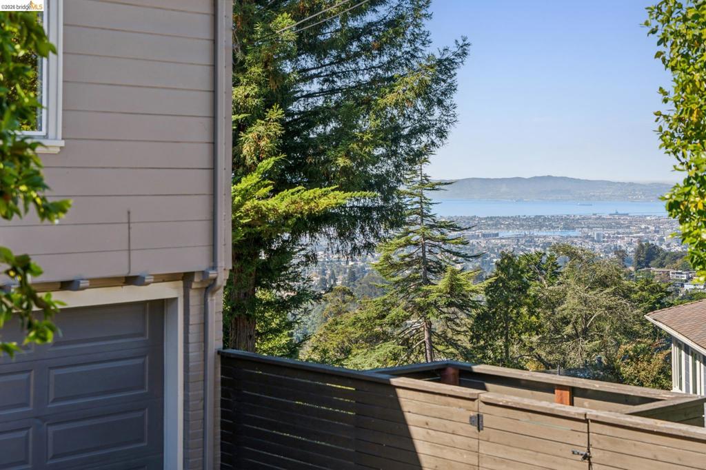 2339 Thackeray Dr Property Photo 8