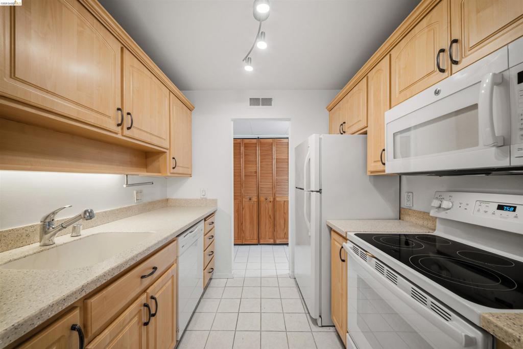 420 N Civic Dr 207 Property Photo 10
