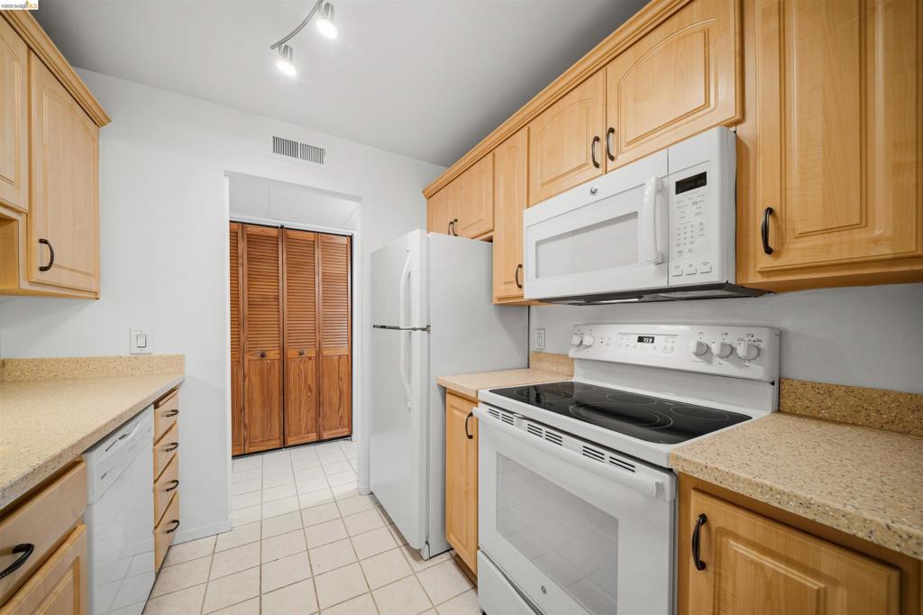 420 N Civic Dr 207 Property Photo 12